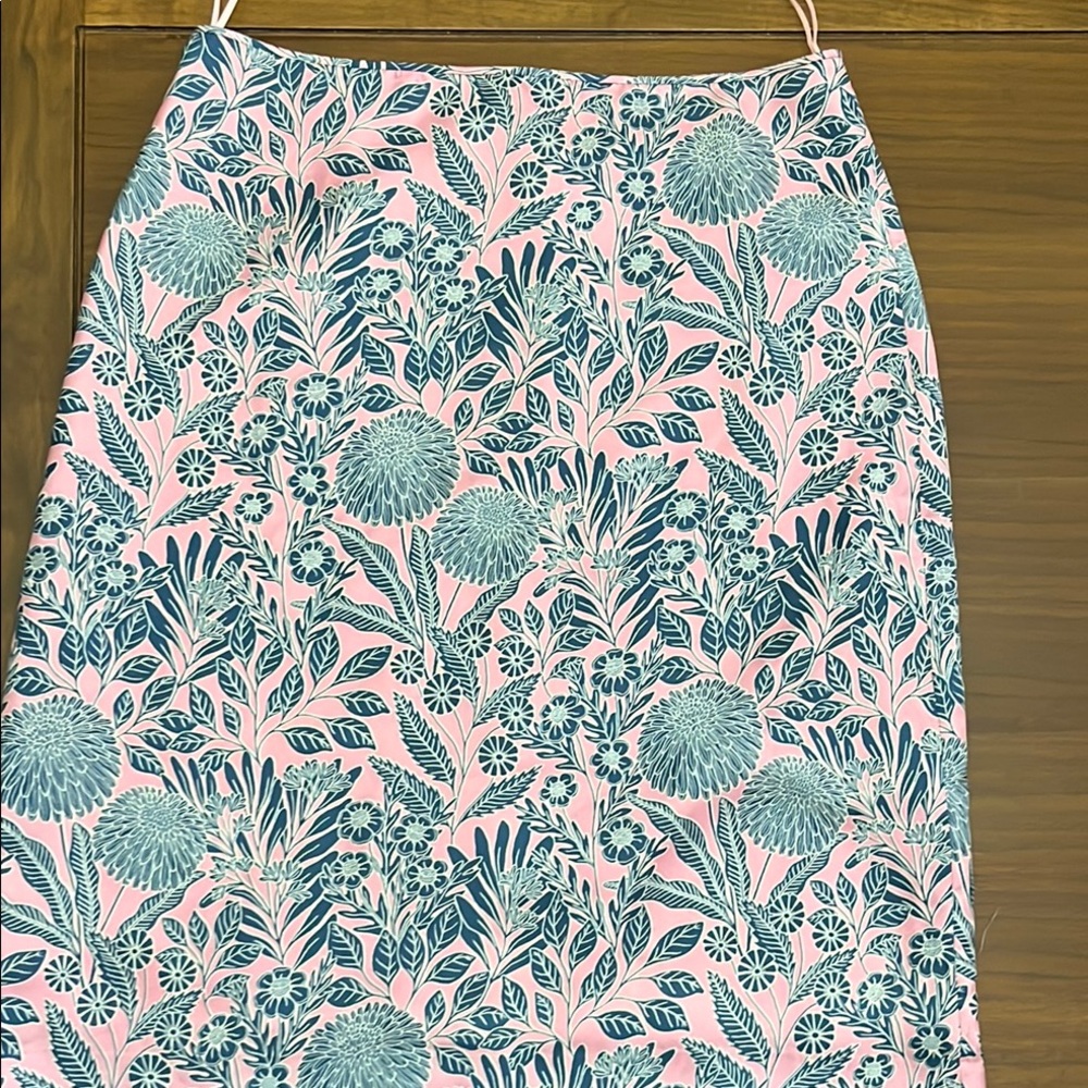 White and Green Knee-Length Pencil Skirt for Resort Wear